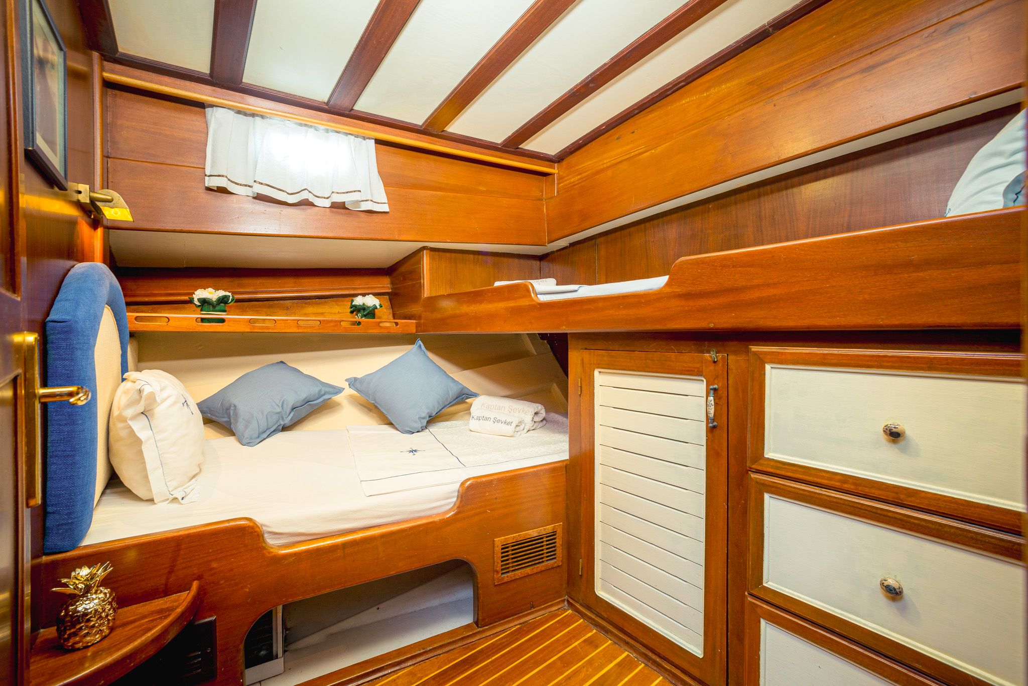 Yacht image 17