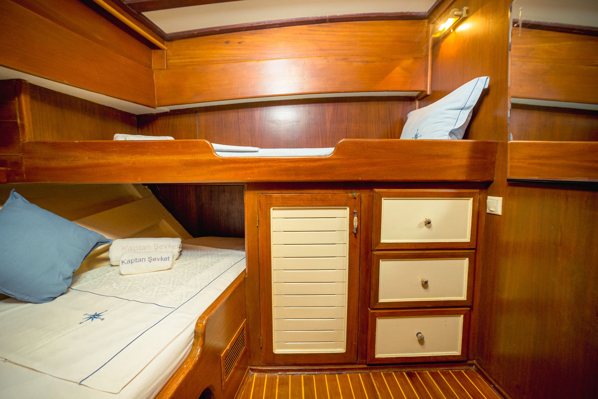 Yacht image 16
