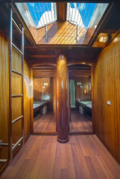 Yacht image 9