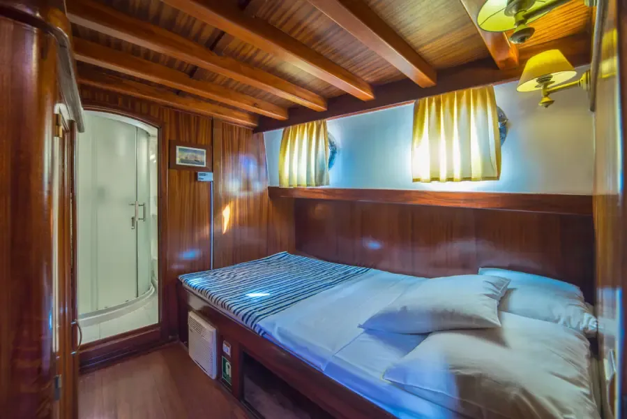 Yacht image 3